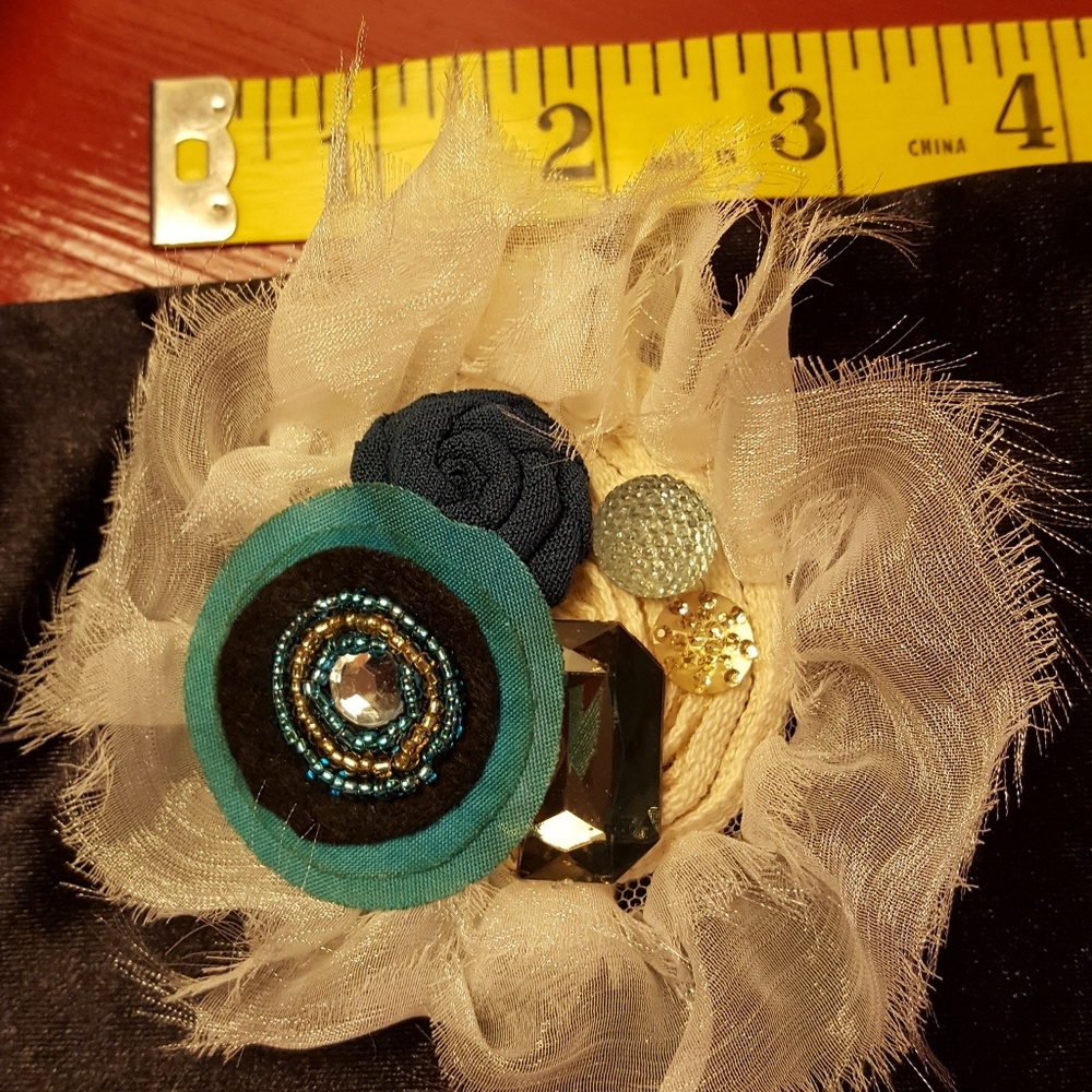 Fun Artsy Brooch - Picture 2 of 4